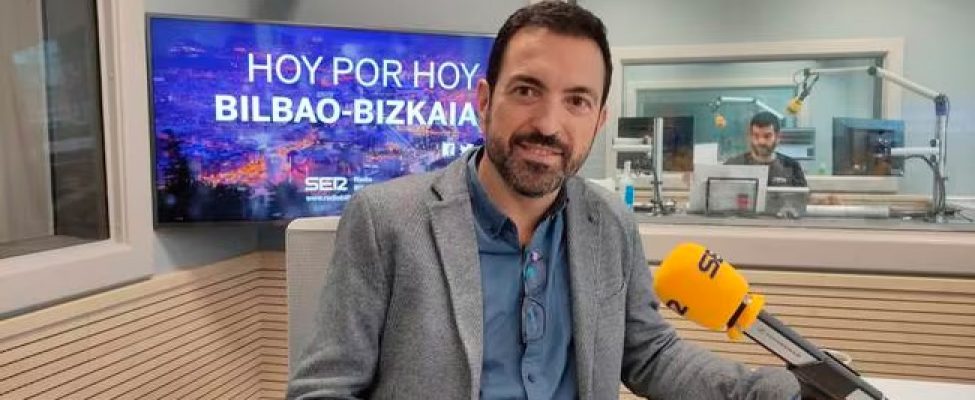 Asier Ibarrondo en los estudios de Radio Bilbao